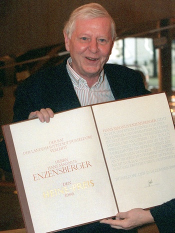 Hans Magnus Enzensberger erhält 1998 den Heinrich-Heine-Preis | Bild: picture-alliance/dpa