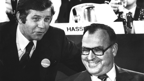 In strahlender Laune zeigt sich der neugewählte CDU-Vorsitzende Helmut Kohl (re.) mit dem ebenfalls neugewählten Generalsekretär, Prof. Kurt Biedenkopf, auf dem Sonderparteitag der CDU 1973. | Bild: picture-alliance/dpa