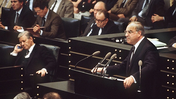 Als die sozial-liberale Koalition im Herbst 1982 zerbricht, sieht Kohl seine Chance gekommen: Er zieht die FDP unter Hans-Dietrich Genscher auf seine Seite und lässt sich am 1. Oktober in einem konstruktiven Misstrauensvotum zum Kanzler wählen.  | Bild: picture-alliance/dpa