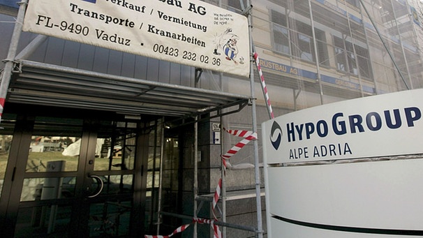 Eingerüstetes Gebäude der Hypo Group Alpe Adria (HGAA) | Bild: Getty Images
