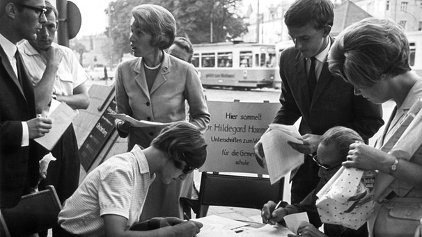 Hildegard Hamm-Brücher (Mitte) wirbt 1966 für Volksbegehren zur Schaffung einer christlichen Gemeinschaftsschule | Bild: picture-alliance/dpa