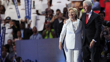 Democratic Nominee for President Hillary Clinton (L) and former US President Bill Clinton on stage during final day of the Democratic National Convention at the Wells Fargo Center in Philadelphia, Pennsylvania, USA | Bild: picture-alliance/dpa