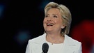 Hillary Clinton am Donnerstagabend auf der Bühne in Philadelphia am letzten Tag des Parteitags der Demokraten | Bild: picture-alliance/dpa