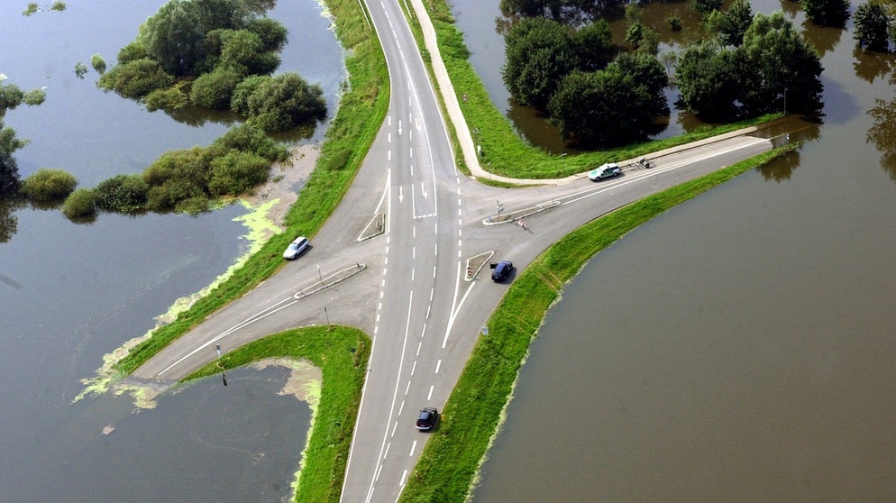 Durch Elbe-Hochwasser überflutete Straßenkreuzung bei Hitzacker | Bild: picture-alliance/dpa