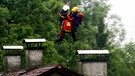 Rettung einer Person mit Hubschrauber aus einem überfluteten Haus im Landkreis Berchtesgaden | Bild: picture-alliance/dpa