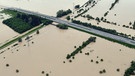  Überflutet sind am 03.06.2013 weite Teile und Autobahn A 8 nahe der Ortschaft Kolbermoor | Bild: picture-alliance/dpa