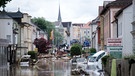 Überfluteter Stadtplatz von Simbach am Inn | Bild: picture-alliance/dpa/Sven Hoppe
