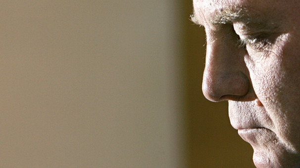 Ein ernst blickender Uli Hoeneß mit gesenktem Kopf | Bild: picture-alliance/dpa