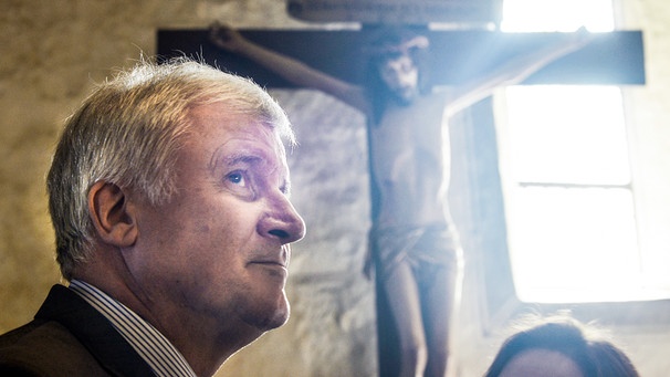  Bayerns Ministerpräsident Horst Seehofer (CSU) steht am Dienstag (04.09.2012)vor einem Kreuz im St. Annenhaus, dem ältesten vollständig erhaltenen Fachwerkhaus der Stadt, in Goslar.  | Bild: picture-alliance/dpa/Dominique Leppin