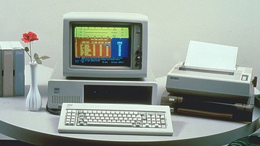 Am 12. August 1981 stellte IBM den ersten PC, den IBM Personal Computer 5150 vor (undatiertes Archivbild) | Bild: picture-alliance/dpa