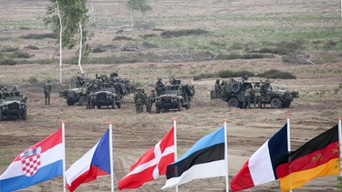 ato-Soldaten bereiten sich am 18.06.2015 auf dem Truppenübungsplatz in der Nähe des polnischen Ortes Sagan auf die erste Ãbung zur Verlegung der Nato-Speerspitze - Noble Jump - vor. | Bild: picture-alliance/dpa/ Kay Nietfeld