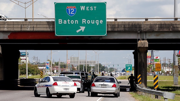 Eine Polizeisperre blockiert am 17.07.2016 nach einer Schiesserei auf Polizisten eine Straße in Baton Rouge (Louisiana) | Bild: Reuters (RNSP)
