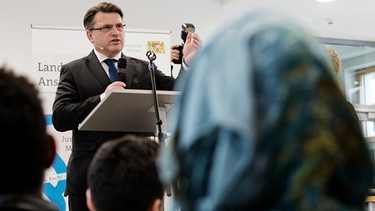 ARCHIV - Bayerns Justizminister Winfried Bausback (CSU) spricht am 11.01.2016 in einer Berufsschule in Ansbach (Bayern) beim Startschusss für das Projekt «Rechtsbildungsunterricht für Flüchtlinge».  | Bild: picture-alliance/dpa/Daniel Karmann