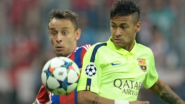Münchens Rafinha (l) und Neymar von Barcelona kämpfen um den Ball. | Bild: picture-alliance/dpa