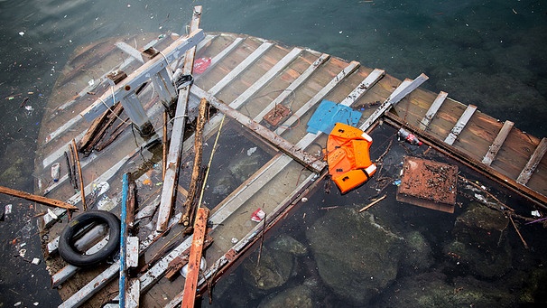 Symbolbild: Wrackteile eines verunglückten Flüchtlingsboots | Bild: picture-alliance/dpa/Kay Nietfeld