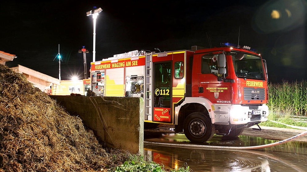 Hoher Sachschaden beim Brand einer Landwirtschaftlichen Stallung in Taching am See LKR Traunstein  | Bild: fib/FDL
