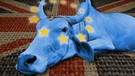 Blaue Kuh liegt auf britischer Flagge | Bild: colourbox.com/Montage BR