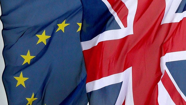 Die Flagge von Großbritannien weht in Berlin neben der europäischen. | Bild: picture-alliance/dpa/Stephanie Pilick