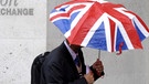 Regen in Großbritannien. | Bild: Reuters/Toby Melville