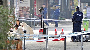 Forensiker untersuchen den Ort der Bombenexplosion in Budapest | Bild: dpa/Peter Lakatos