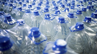 ARCHIV: Wasserflaschen stehen in einer Fabrik zur Produktion von Mineralwasser in Bischkek.  | Bild: picture-alliance/dpa/Hannibal Hanschke