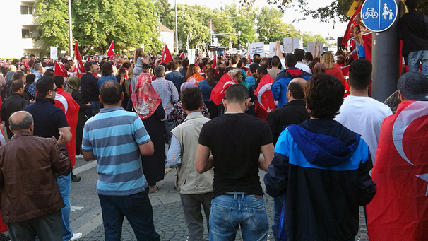 Demonstration nach Putschversuch in der Türkei | Bild: BR/Peter Kveton