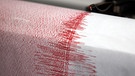 Symbolbild: Ein Seismograph zeichnet die Erschütterungen während eines Erdbebens aus | Bild: picture-alliance/dpa/Oliver Berg