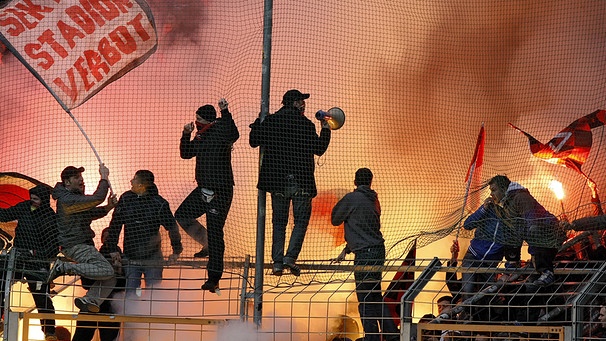 Symbolbild: Nürnberger Fans zünden Feuerwerkskörper und Rauchbomben im Fanblock | Bild: picture-alliance/dpa/Sven Simon