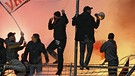 Symbolbild: Nürnberger Fans zünden Feuerwerkskörper und Rauchbomben im Fanblock | Bild: picture-alliance/dpa/Sven Simon