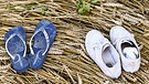 Schuhe stehen in einem der Kornkreise in einem Weizenfeld in der Nähe von Mammendorf | Bild: picture-alliance/dpa/Sven Hoppe