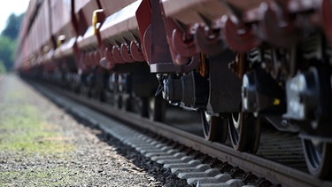 Ein mit «Flüsterbremsen» ausgerüsteter Güterzug | Bild: picture-alliance/dpa
