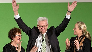 Der grüne Ministerpräsident von Baden-Württemberg, Winfried Kretschmann und seine Frau Gerlinde (l) stehen am 13.03.2016 auf dem Podium und nehmen nach den ersten Hochrechnungen den Beifall entgegen | Bild: dpa-Bildfunk/Daniel Maurer