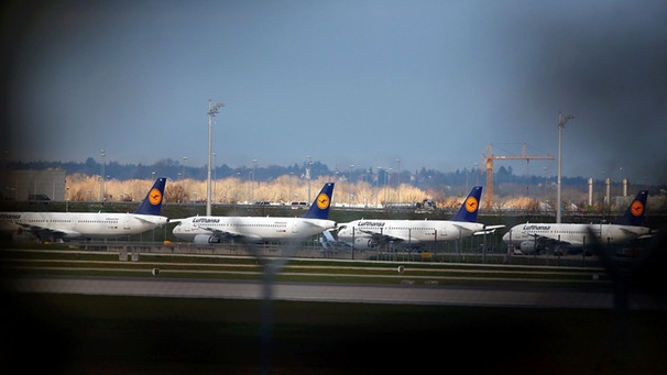 Lufthansa Flugzeuge stehen auf dem Rollfeld während eines Streiks am Flughafen München | Bild: Reuters (RNSP)