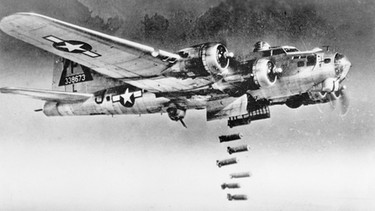 20. Februar 1945: US-amerikanischer B-17-Bomber bombadiert Nürnberg | Bild: Rue des Archives/Süddeutsche Zeitung Photo