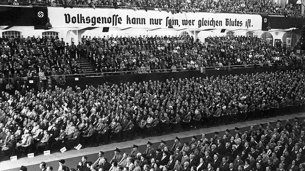 Julius Streicher verteidigt während einer Rede die Nürnberger Gesetze im Sportpalast in Berlin, im Hintergrund das Transparent: 'Volksgenosse kann nur sein, wer gleichen Blutes ist'. | Bild: Scherl/Süddeutsche Zeitung Photo