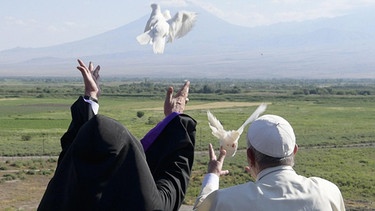 Der Papst und das Oberhaupt der armeisch-apostolischen Kirche lassen Friedenstauben in Richtung Türkei aufsteigen. | Bild: dpa-Bildfunk