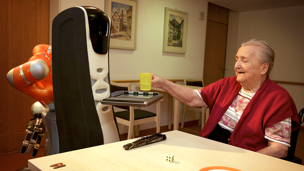 Einsatz von Robotern in der Altenpflege | Bild: picture-alliance/dpa