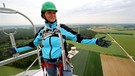Ilse Aigner steht am 23.05.2014 in Denkendorf im Landkreis Eichstätt in 138 Metern Höhe auf einem Windrad. | Bild: dpa/Stephan Jansen