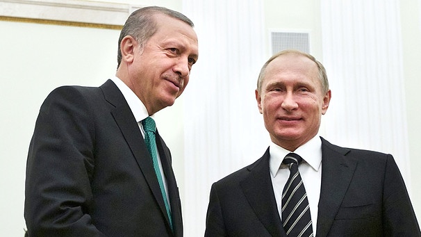 Archivbild: Präsident Recep Tayyip Erdogan schüttelt dem Vladimir Putin die Hände | Bild: dpa/ Ivan Sekretarev