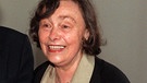 Die österreichische Schriftstellerin Ilse Aichinger (69) wurde am 28. Mai 1991 vom Präsidenten der Bayerischen Akademie der Schönen Künste, Heinz Friedrich, mit dem mit 30000 Mark dotierten Literaturpreis ausgezeichnet.  | Bild: picture-alliance/dpa