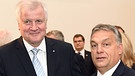 Horst Seehofer (l) begrüsst den ungarischen Regierungschef Viktor Orban am 17.10.2016 in München im Landtag bei einem Festakt zum ungarischen Nationalfeiertag | Bild: dpa-Bildfunk/Tobias Hase