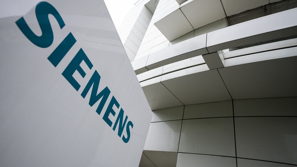 Das Logo des Elektrokonzerns Siemens vor dem Siemens-Forum am Firmensitz in München (Bayern) auf einer Stele am Empfang zu sehen. | Bild: picture-alliance/dpa/Peter Kneffel
