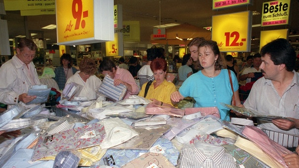 Ersten Sommerschlussverkauf der DDR im Ost-Berliner Centrum Warenhaus, aufgenommen am 30. Juli 1990. | Bild: picture-alliance/dpa