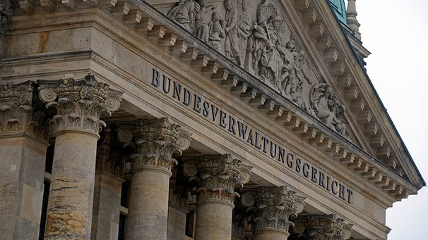 Blick auf das markante Eingangsportal des Bundesverwaltungsgerichts | Bild: picture-alliance/dpa