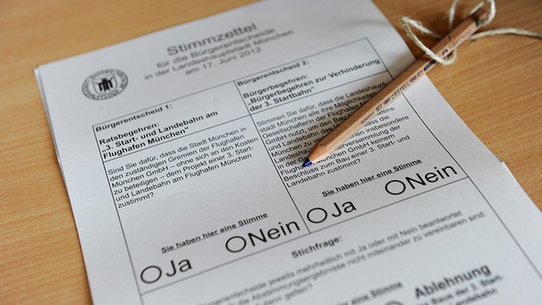 Ein Stift liegt in einer Wahlkabine auf einem Stimmzettel | Bild: picture-alliance/dpa