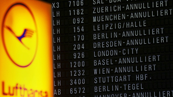 Abfluganzeige mit gestrichenen Flügen neben einem Lufthansa-Logo | Bild: Reuters (RNSP)/Kai Pfaffenbach