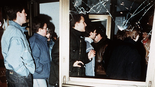 Blick auf eine zerstörte Tür in der ehemaligen Stasizentrale in Berlin, nachdem diese am 15. Januar 1990 von aufgebrachten Bürgern bei einer Demonstration gestürmt wurde | Bild: picture-alliance/dpa