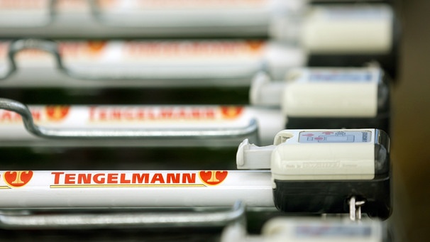 Einkaufswagen von Tengelmann stehen am 07.10.2014 in Mülheim (Nordrhein-Westfalen) vor einer Filiale. | Bild: picture-alliance/dpa/ Roland Weihrauch