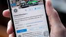 Symbolbild:  Der Twitter-Account der Münchner Polizei auf einem Smartphone | Bild: picture-alliance/dpa/Sven Hoppe