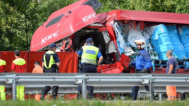 Der bei einem Unfall am Gotthard-Tunnel verunglückte LKW | Bild: dpa-Bildfunk/Davide Agosta